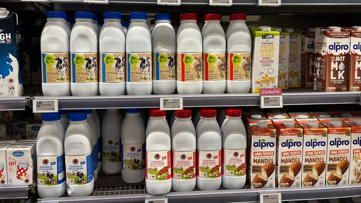 Milchregal_migros Biomilch «plötzlich» billiger – Faire Märkte Schweiz verbucht es als sein Erfolg