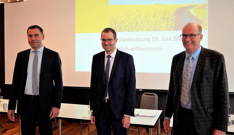 70328537043cf7a5a3946a8719971ba8581ae2bc Michel Darbellay (m.) mit seinen neuen Chefs Martin Rufer und Markus Ritter. (Bild zVg)