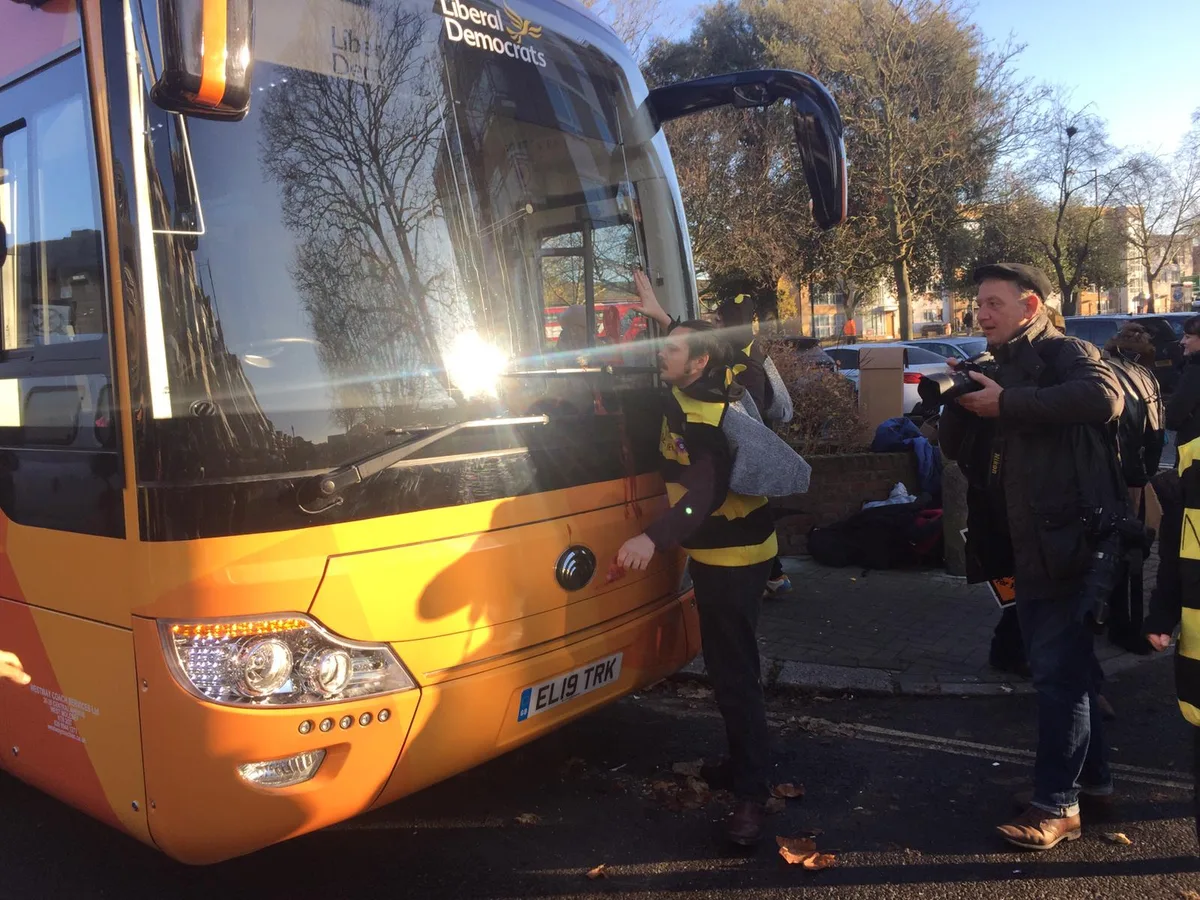 befa3971de28321c5695513043260dc9649d04b2 Ein als Biene verkleideter Aktivist hat sich an den Bus der englischen Politikerin Jo Swinson geleimt. (Bilder Extinction Rebellion)