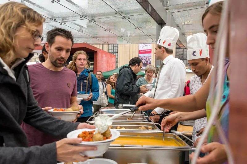 fedc64fb3cfa7d5002918e2b37d7a916d5519213 Suppe und Eintopf: für rund 1500 Personen wurde Essen gekocht. (Bilder hja)
