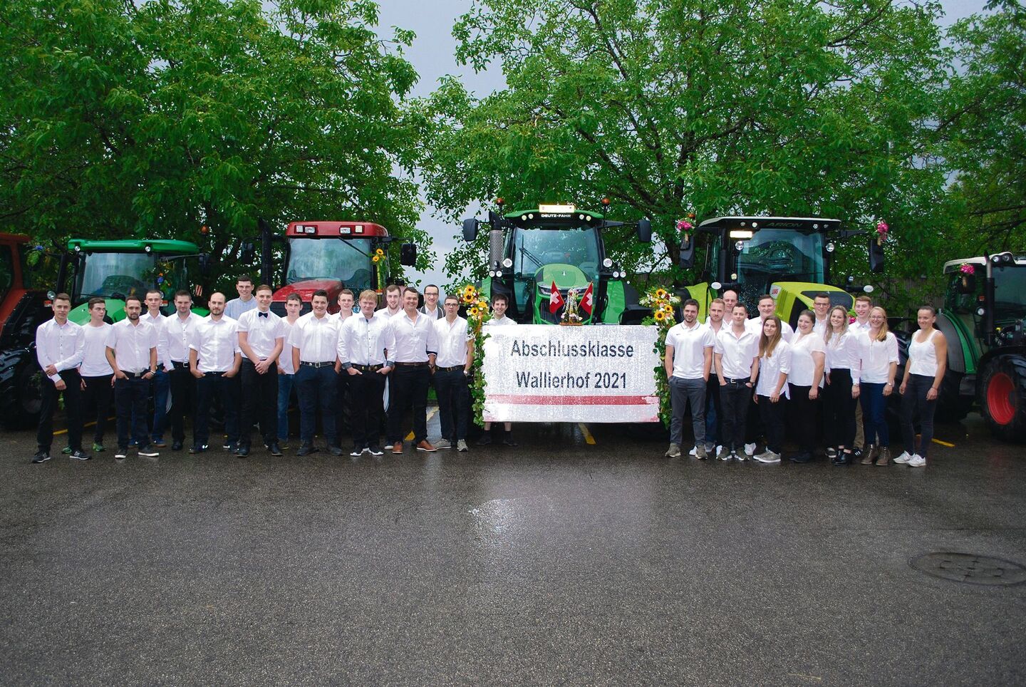 Zahlreiche Absolventinnen und Absolventen der Landwirtschaftsberufe haben heuer ihre Ausbildung erfolgreich abgeschlossen. Pandemie-bedingt hatten sie so einige Hürden zu meistern. Stellvertretend für alle neuen Berufsleute steht hier PS-stark die Abschlussklasse Landwirt/in EFZ des BZ Wallierhofs.