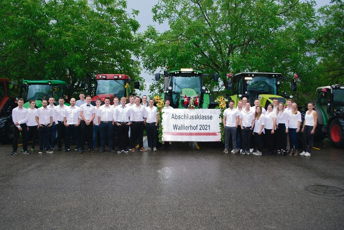 ff4e30425f0289121879bc8749d10cabf51cb5d64e486db948c4d7b234decf0c Zahlreiche Absolventinnen und Absolventen der Landwirtschaftsberufe haben heuer ihre Ausbildung erfolgreich abgeschlossen. Pandemie-bedingt hatten sie so einige Hürden zu meistern. Stellvertretend für alle neuen Berufsleute steht hier PS-stark die Abschlussklasse Landwirt/in EFZ des BZ Wallierhofs.