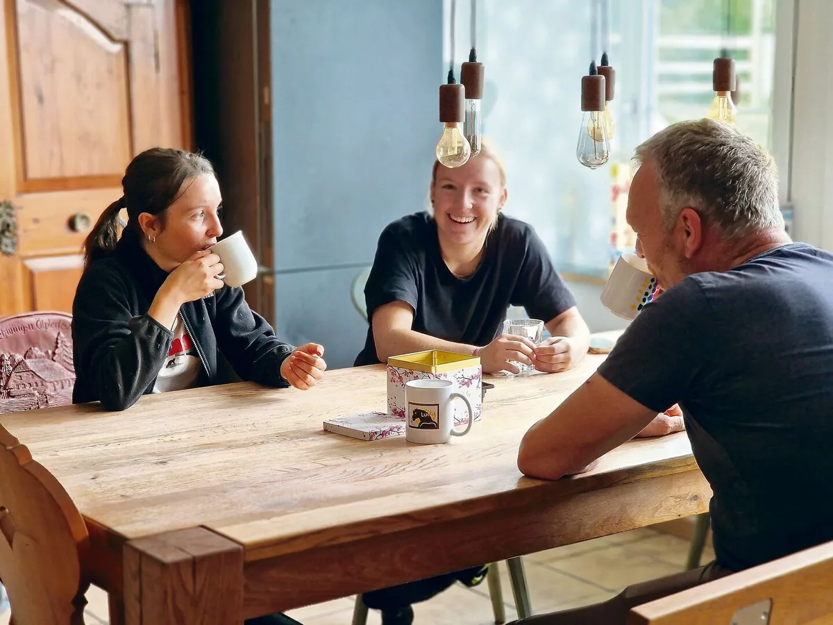 Lernende und der Chef arbeiten nicht nur zusammen, sie sitzen oft auch am gleichen Tisch. Heitere Momente sind wichtig.