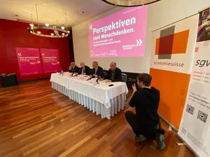 Die Präsidenten der Wirtschaftsverbände und des SBV an der Medienkonferenz (v.l.): Fabio Regazzi, Valentin Vogt, Christoph Mäder und Markus Ritter.