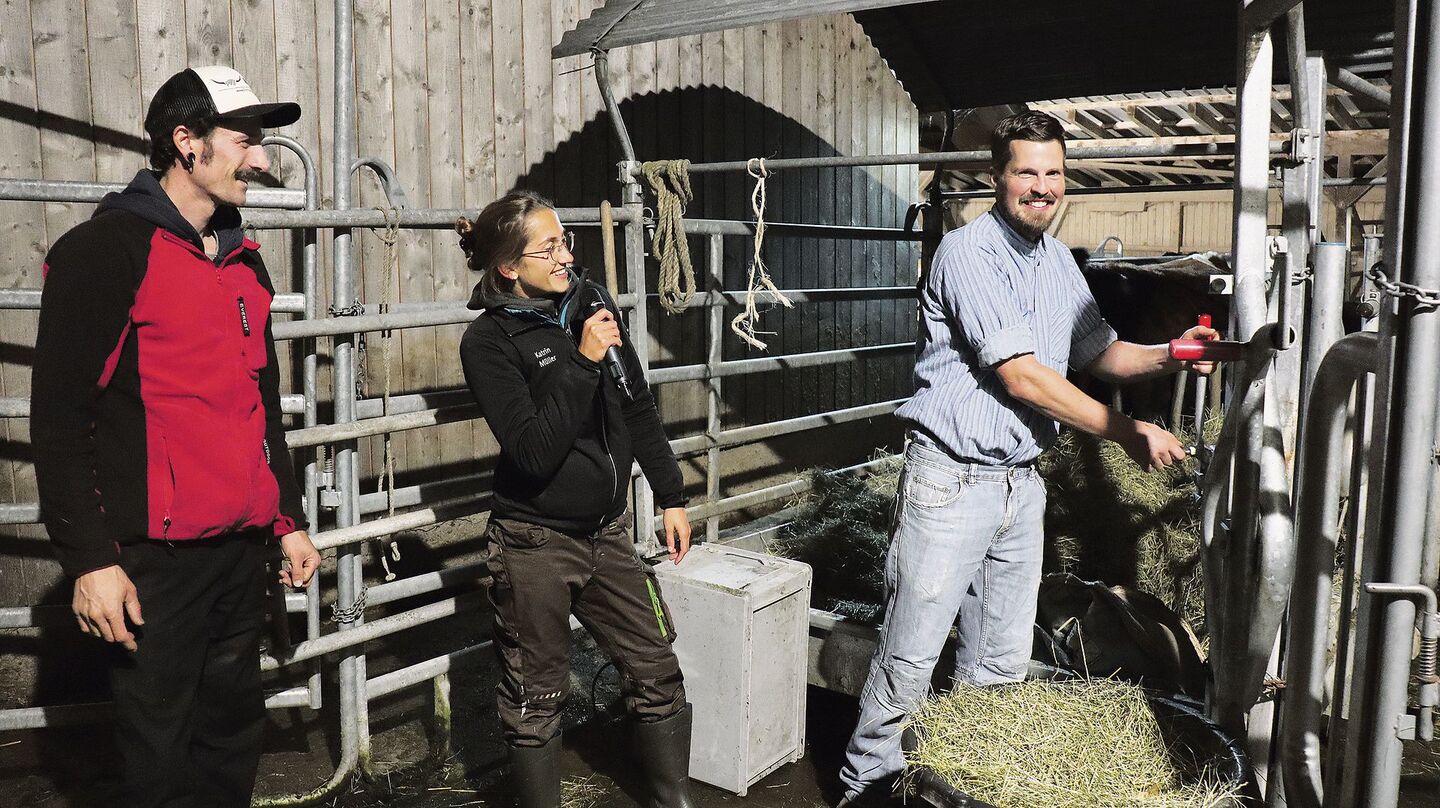 Mit dem Metzger Simon Stocker (r.) tötet Landwirt Michael Herzog (l.) seine Rinder selber. Dafür braucht er ein spezielles Fanggitter, welches es ermöglicht, das betäubte Tier zu befreien.