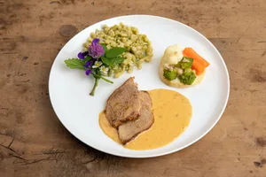 Als Hauptspeise zaubert Eliane Schürpf «Muettis Rahmbraten mit Bergkräuterknöpfli und Gemüsebouquet».