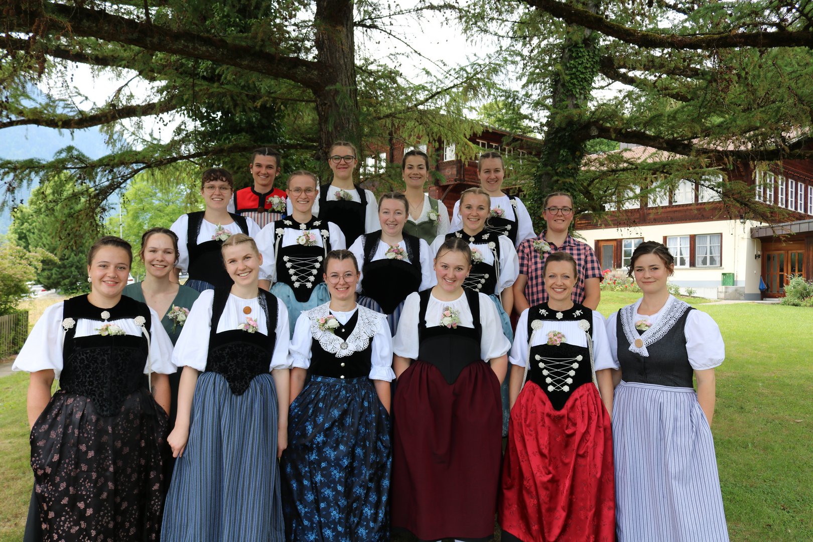 Einen Winter lang am Hondrich gelernt – jetzt haben diese jungen Frauen den Kurs abgeschlossen