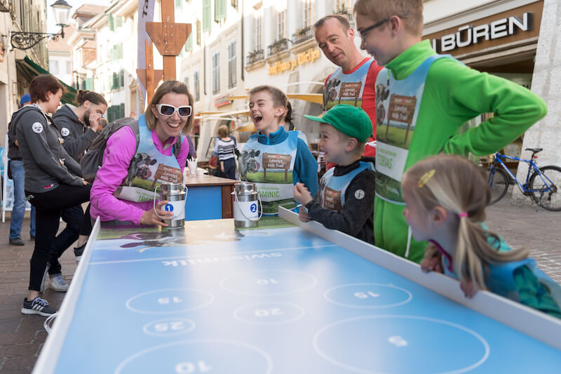 Der Tag der Milch fand auch in der Stadt statt: Familie auf Lovelys Milk Trail in der Solothurner Innenstadt. (Bild zVg)