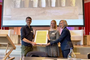 Nationalrätin Priska Birrer-Heimo überreicht den Grand Prix Bio Suisse 2022 den Landwirten Pascale und Jürg Strauss aus Rickenbach ZH für ihr «Getreide-Abo».