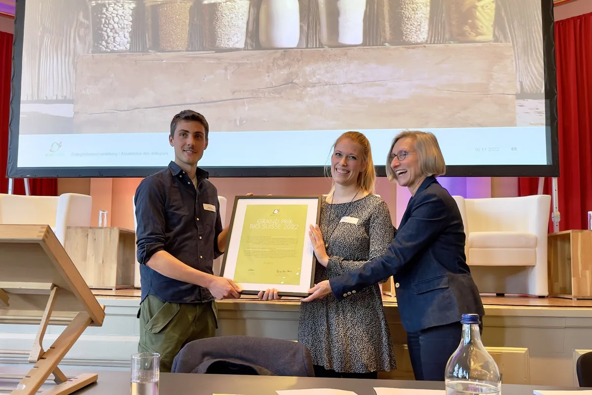 Grand-Prix-Bio-Suisse-2022_Strauss_Getreide-Abo Priska Birrer-Heimo und Pascale sowie Jürg Strauss bei der Preisübergabe.