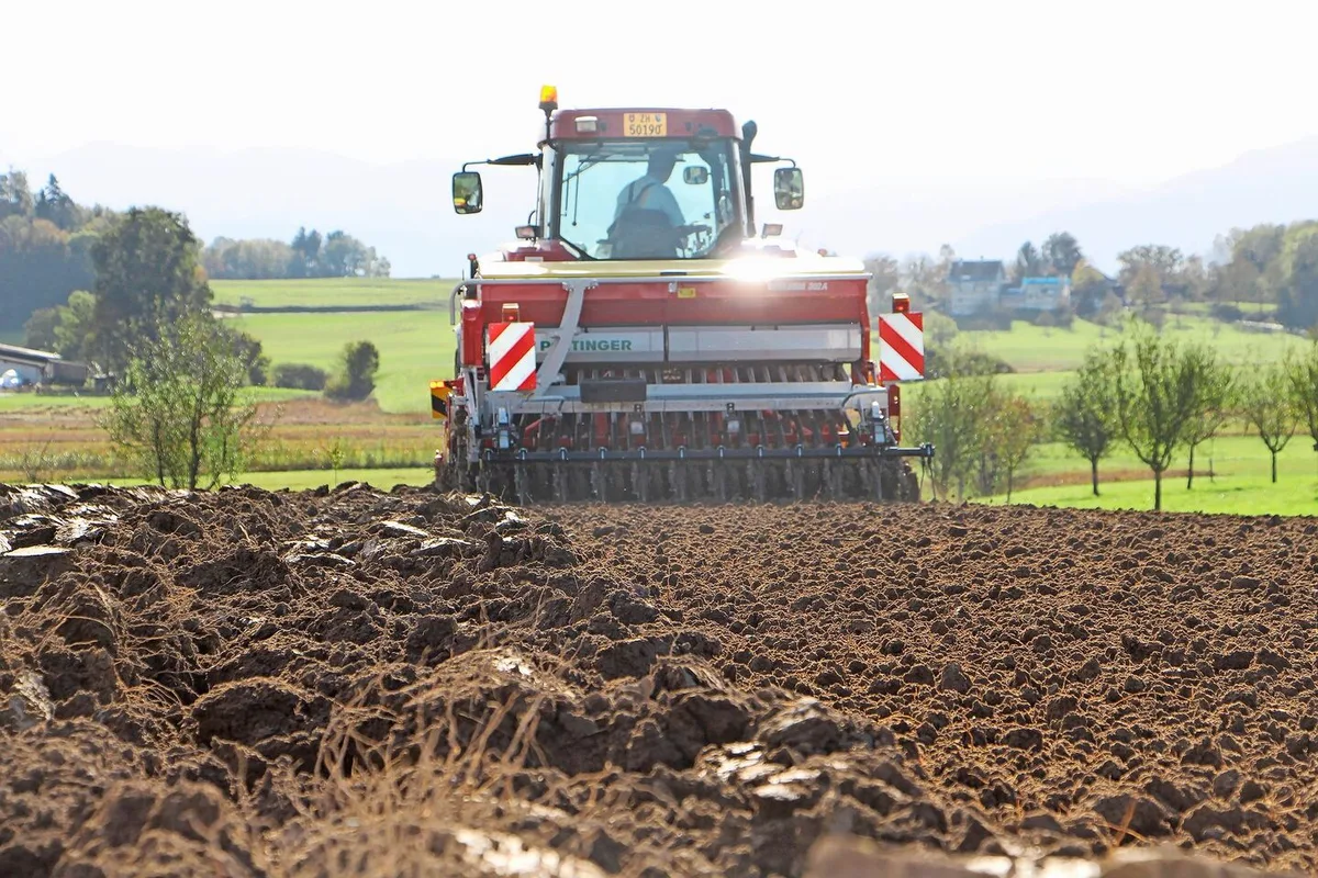 Eine Landtechnikwerkstatt, die auch Lohnarbeiten anbietet, ist personell stark gefordert. Gleichzeitig schätzen die MitarbeiterInnen die Abwechslung.