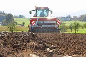 Eine Landtechnikwerkstatt, die auch Lohnarbeiten anbietet, ist personell stark gefordert. Gleichzeitig schätzen die MitarbeiterInnen die Abwechslung.