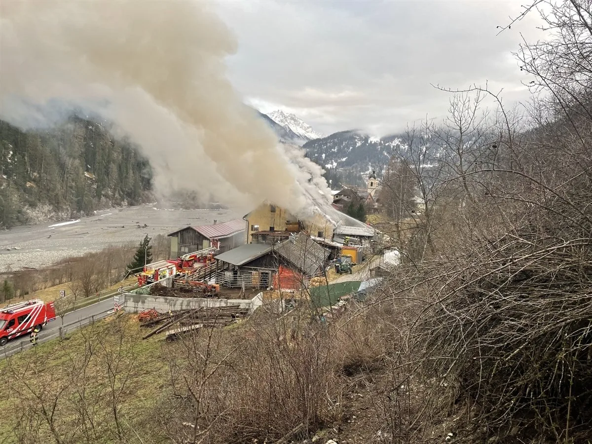 2023-03-30_Strada_Brand1__w_1200__h_0 Strada: Stallbrand verursacht grossen Sachschaden