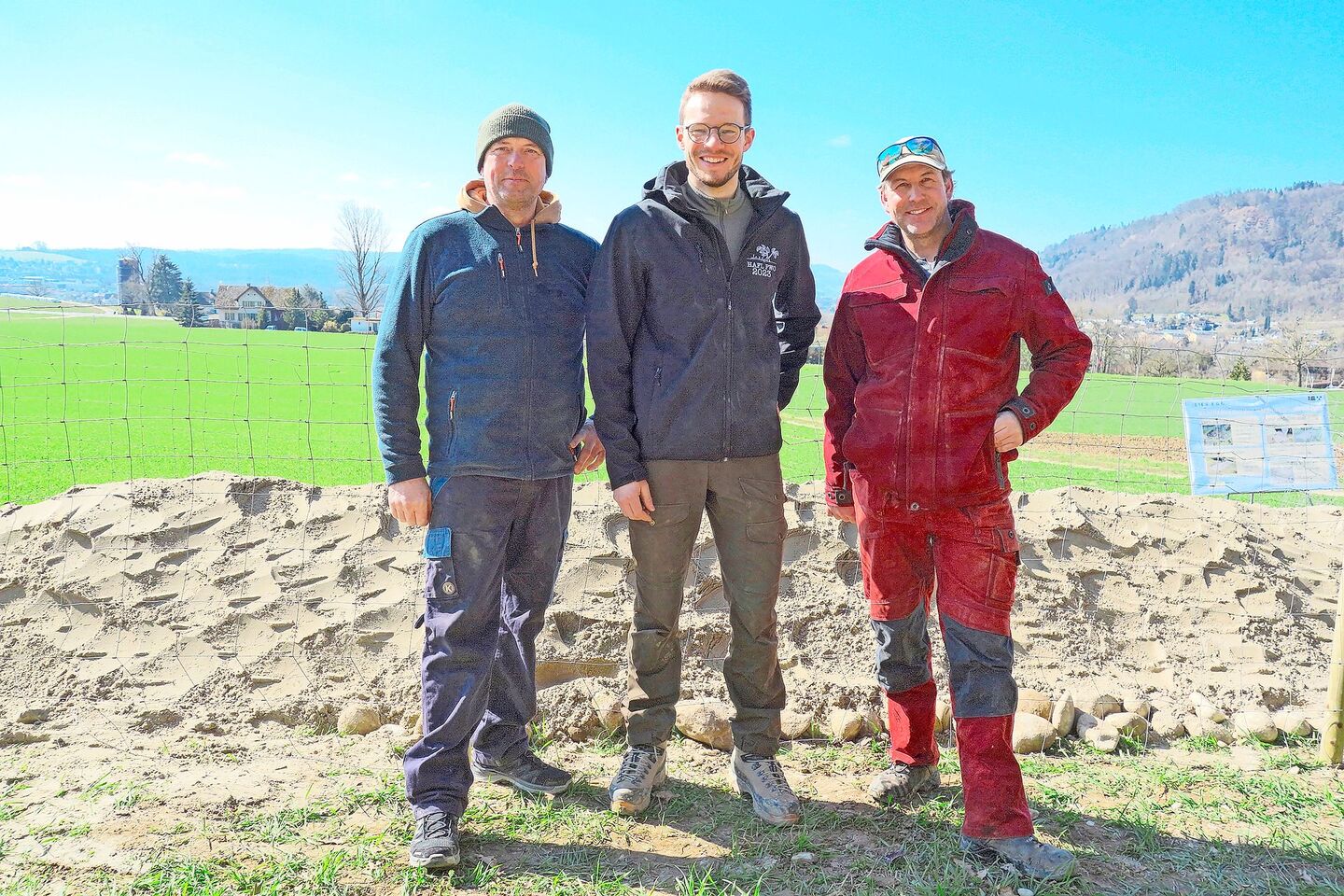 Markus Basler, Marius Fischer und Fredy Umbricht vor der fertigen Sandlinse.