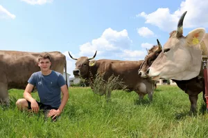 Lino Wiederkehr absolviert das zweite Lehrjahr als Landwirt auf dem Betrieb Gysi in Buchs AG.