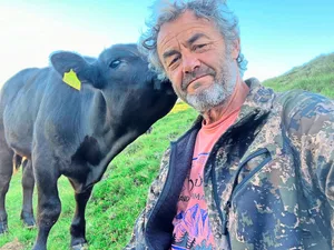 Claudio Gregori verbringt den Sommer als Mutterkuhhirt in der Gegend oberhalb von Bergün.