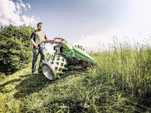 Mit breiten Stachelwalzen fährt der Rapid Monta – hier mit dem Messerbalken im Einsatz – bis 120 Grad Hangneigung.Dann ist der Mensch der limitierende Faktor – und nicht die Maschine. (Bild: Rapid)