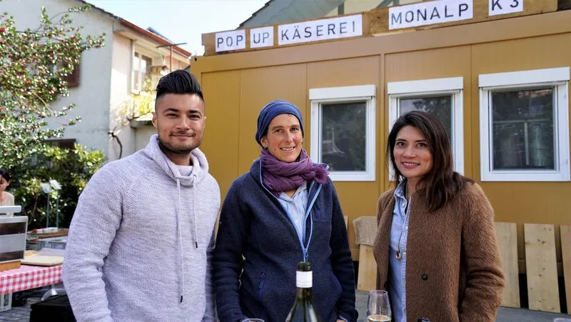 2f113173291d3b73a3fd7a70182673ee420b5152 Sie brachten die Popup-Käserei von der Alp in die Stadt: Lloyd Zumstein, Sarah Gross, Käserin Alp Nünenen und Aileen Zumstein, Monalp. (Bild mr)