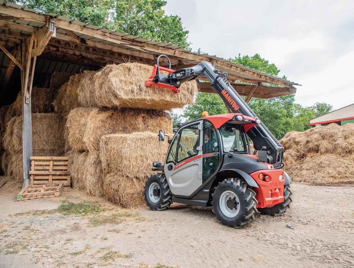 8de537934dbb0e59ec510d1840bd4ba9dcd65f54 Der Manitou MT 420 respektive MLT 420 gehört zu den beliebtesten kompakten Teleskopladern der Schweizer Landwirte.Das schlanke Umschlaggerät kommt durch (fast) jede Türe und kann auch in engen Räumen manövriert werden. Bild: zVg