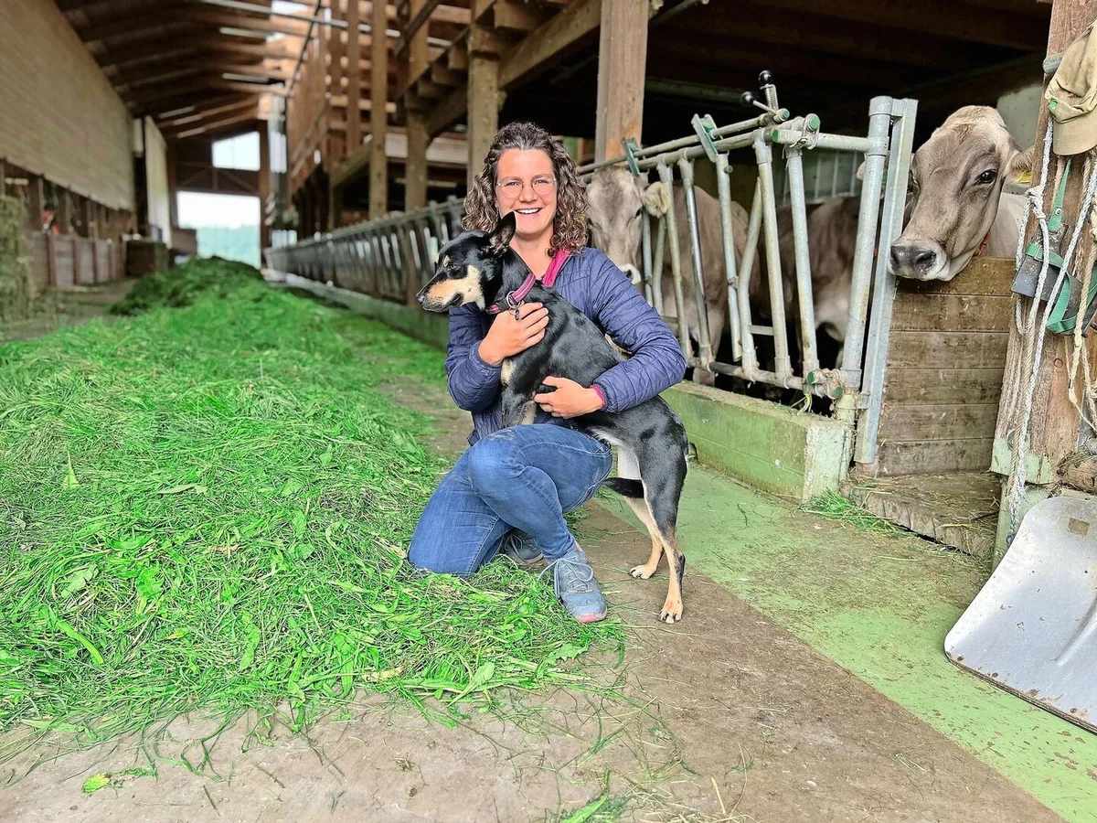 9bcc9cde353bd081b1682b1612c2cc71ca3d36cd21d663460ebfacb8d054d9b2 Am liebsten ist Ramona Ammann im Stall – beim Melken, Füttern, Abkalben oder Klauenschneiden. Immer mit dabei ist ihr Hund Ohana. Der Australian Working Kelpie bewährt sich als Hüte- und Treibhund.