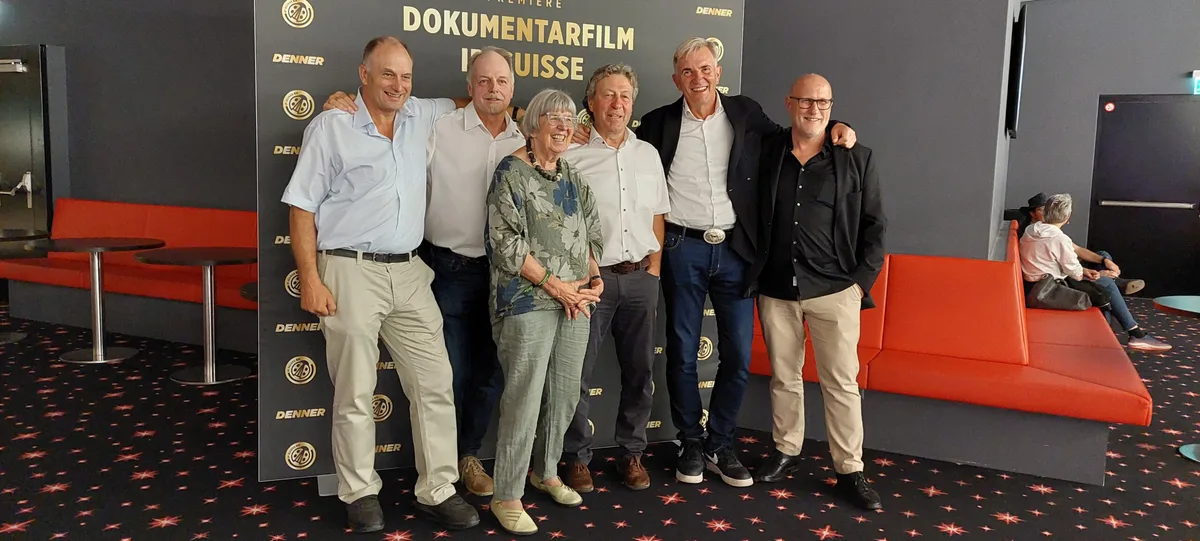 Die Gründer an der Filmpremiere: v. l. Rudolf Weber, Heinz Schwab, Elisabeth Luder (Frau von Hans Luder der 2019 verstorben ist), Andreas Stalder, Daniel Niklaus, Fritz Rothen. Es fehlt Arthur Schwab, der 2018 verstorben ist.