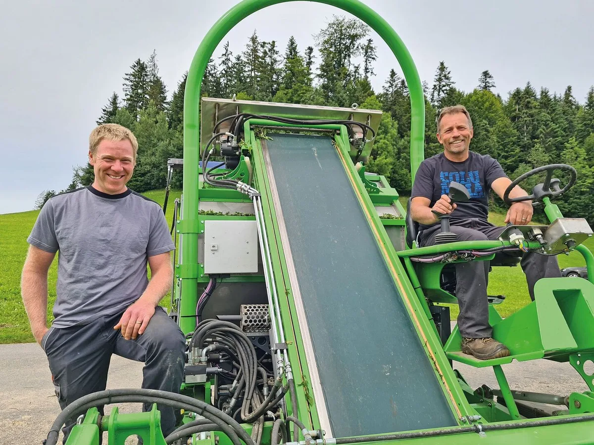 3b2bb76e6220d93a1f0457a13a540c664b2af61bd92c119a4f5abf7aed67332d Matthias Linder (links) und Christian Schütz produzieren im Emmental Kräuterund haben eine eigene Erntemaschine entwickelt und gebaut.