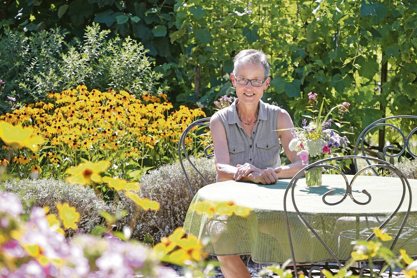 Im Naturgarten von Elisabeth Gebhard gibt es mehrere Sitzplätze. Fürs Foto setzt sie sich hin, ansonsten ist sie meist in Bewegung – den Garten geniesst sie trotzdem.