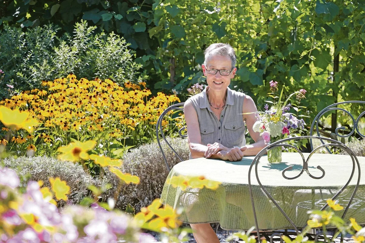 80bcb29a25c47da77d8f987bf9bff1f4332fff289821617c04b846308ad3bc09 Im Naturgarten von Elisabeth Gebhard gibt es mehrere Sitzplätze. Fürs Foto setzt sie sich hin, ansonsten ist sie meist in Bewegung – den Garten geniesst sie trotzdem.