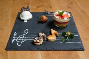 Als Dessert serviert Irma Schatt eine «Jodler Triole».