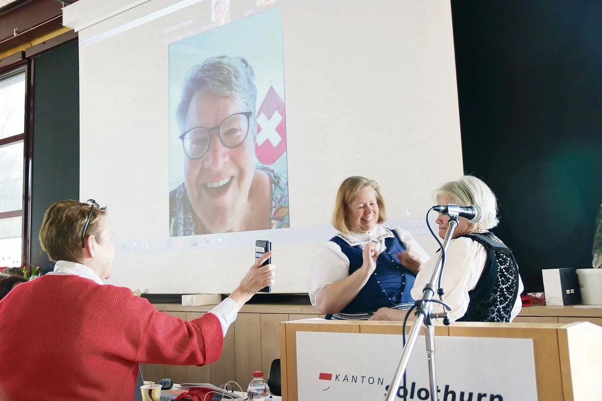 Rita Hänggi, Präsidentin SOBLV von 2014 bis 2020, meldete sich von Gran Canaria, vor Anker in Pasito Blanco, und wurde via Satelliten auf die Leinwand zugeschaltet und verabschiedet.