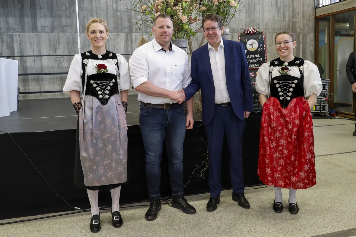 Vorgaenger_BR_Albert_Roesti_und_Nachfolger_als_OK_Praseident_Matthias_Glarner_mit_Ehrendamen Matthias Glarner: «Damit sie das ESAF 2028 in Thun nie vergessen»