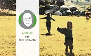 Die Kombis sind montiert: Meine Schwester (rechts) und ich, wie wir abends zu den Nachbarn rüber rannten, um im Stall zu helfen. Wahrscheinlich waren wir keine grosse Hilfe.