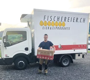Markus Fischer ist im dritten Lehrjahr zum Geflügelfachmann und schätzt die Gespräche mit Passanten auf der Eiertour.(Bild zVg)