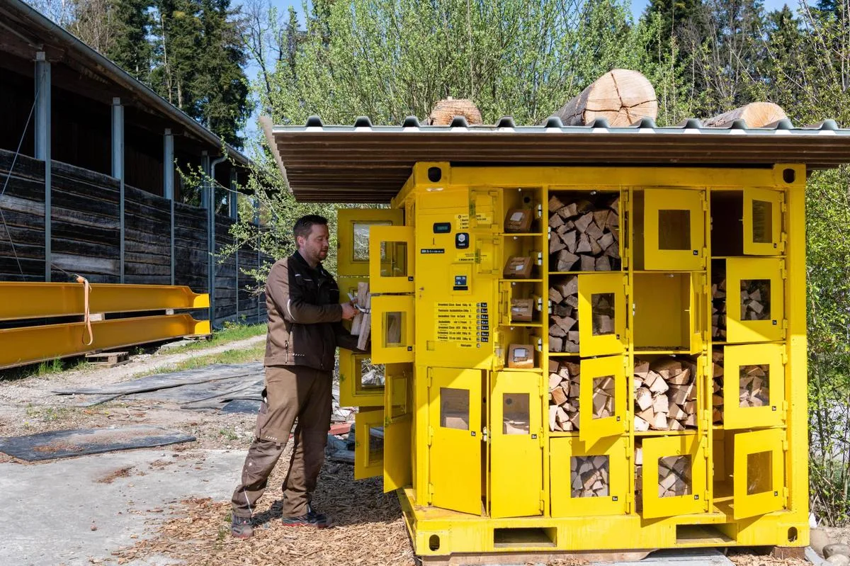 bz-bet4-01-derwoche-bab Das Cheminéeholz von Peter Rinderknecht kann man beim Spaziergang im Wald besorgen