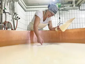 Sina Buchli steht gerne am Kessi. Diesen Sommer verbrachte sie viel Zeit in der Sennerei. Manchmal hat sie es auch vermisst, nicht öfters draussen sein zu können.