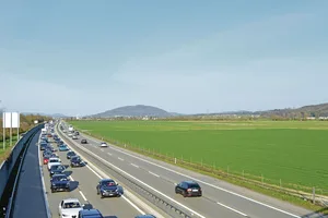 Auf dieser Fläche entlang der A1 soll der Erweiterungsbau der Migros Verteilbetrieb AG entstehen. Knapp 19 Hektaren Land beansprucht das Projekt. Ein Grossteil davon fällt auf heutige Fruchtfolgeflächen.
