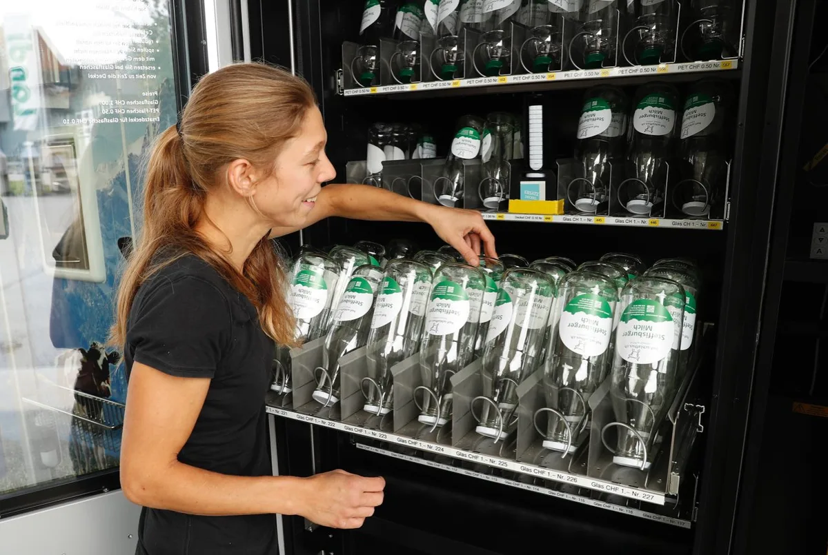 f1f432d2766f6a75cd0c90565ceeb44765b07211 Der Selbstbedienungs-Milchautomat in Steffisburg BE füllt pasteurisierte Vollmilch in wiederverwendbare Glas-Flaschen ab. (Bild: «die grüne» / Ruben Sprich)