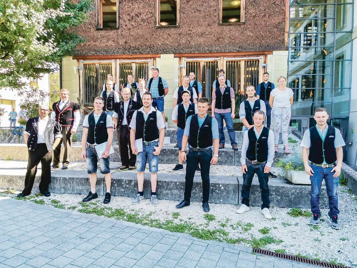 116f6d353967eb3c5be3ad6b93921046e762b078 Die Absolventin und die Absolventen des Inforama freuten sich in passender Kluft über ihre Diplome. (Bild sb)