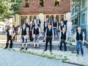 Die Absolventin und die Absolventen des Inforama freuten sich in passender Kluft über ihre Diplome. (Bild sb)