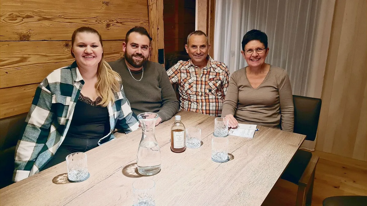 fd1daa11241e604e7bf6c6e395a83126fa38252b2b3890ca176b71bc6037aa4f Seraina Amrein, Stefan Bühlmann, Alois Bühlmann und Alice Bühlmann beim gemeinsamen Gespräch (v. l. n. r.).