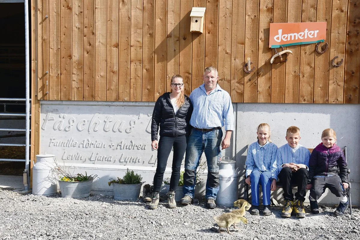 07b2c1d49ed7a345e487b8f6e4835abebddccf984589faa0df3fee3e9a13485f Adrian und Andrea Vonlanthen führen mit ihren Kindern Ljana, Levin und Lynn (v. l. n. r.) ihren Betrieb in Bio-Demeter-Form. Der jüngste Sohn, Ljan, fehlt leider auf dem Bild.