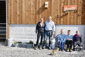Adrian und Andrea Vonlanthen führen mit ihren Kindern Ljana, Levin und Lynn (v. l. n. r.) ihren Betrieb in Bio-Demeter-Form. Der jüngste Sohn, Ljan, fehlt leider auf dem Bild.