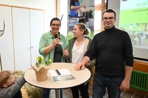 Nicole Reusser (links) spricht mit Rahel und Andreas Nyfeler darüber, wie es ist, junge Schulabgänger für jeweils ein Jahr auf dem Hof und in die Familie aufzunehmen.