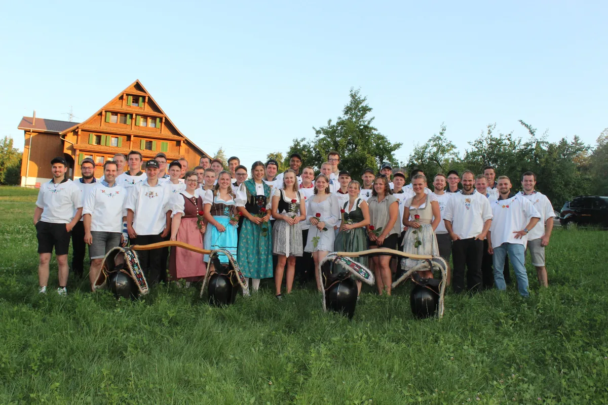 Schlussfeier Pfäffikon Schlussfeier Pfäffikon SZ: Acht Junglandwirtinnen und 32 Junglandwirte feierten auf dem Hof Fritsch in Schindellegi.