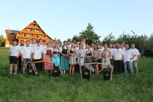 Schlussfeier Pfäffikon SZ: Acht Junglandwirtinnen und 32 Junglandwirte feierten auf dem Hof Fritsch in Schindellegi.