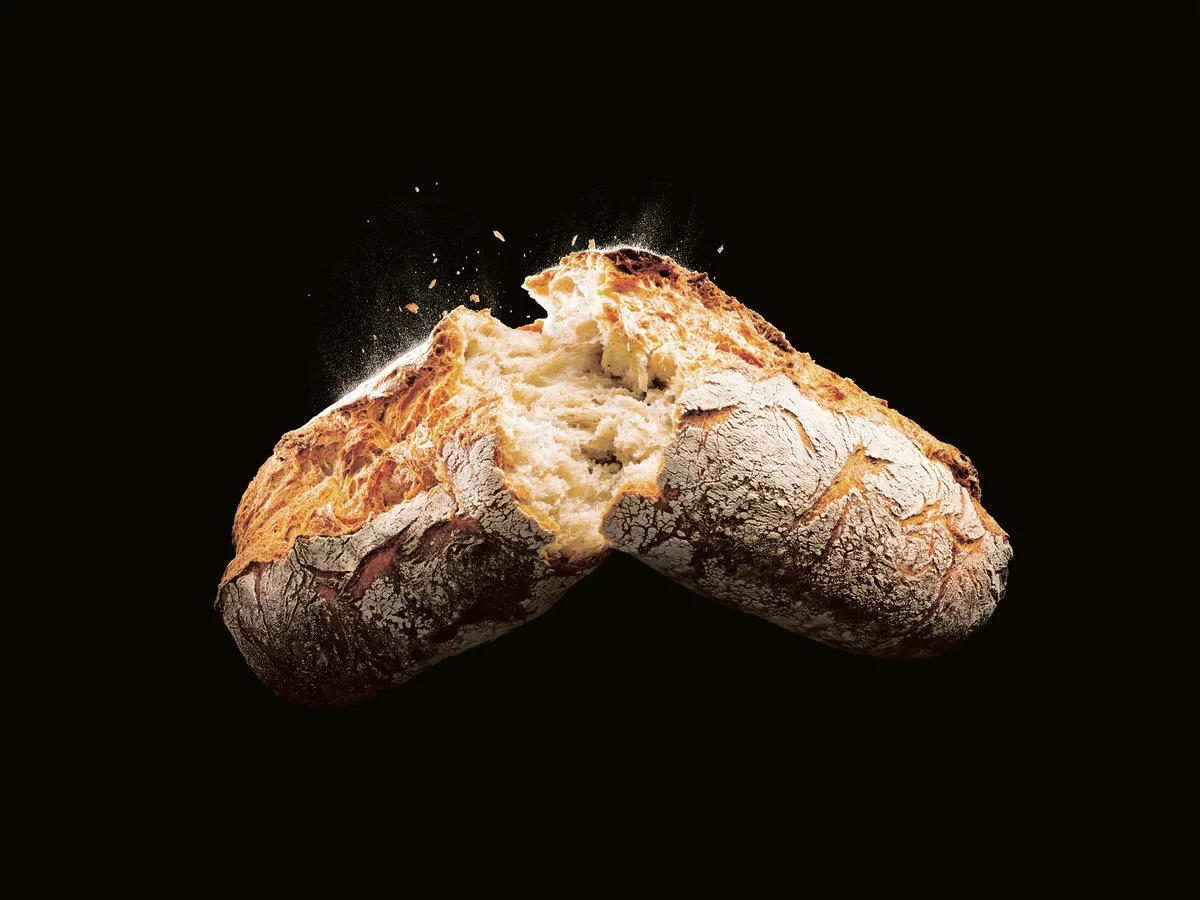 7b0f430660672882f49b649a28d0706927a57560 Es wird für «Schweizer Brot» geworben, unter anderem mit diesem Bild. Nur leider wird immer mehr Brot in den Tankstellen-Shops gekauft. Entweder aufgebacken oder sogar tiefgekühlt. Deshalb verschwinden Bäckereien. (Bild Schweizer Brot)