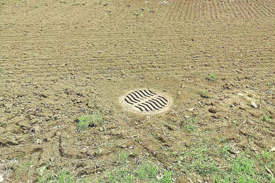 Bei solchen offenen Schächten im Ackerland ist das Risiko hoch, dass Pflanzenschutzmittel und Nährstoffe in Gewässer eingetragen werden.