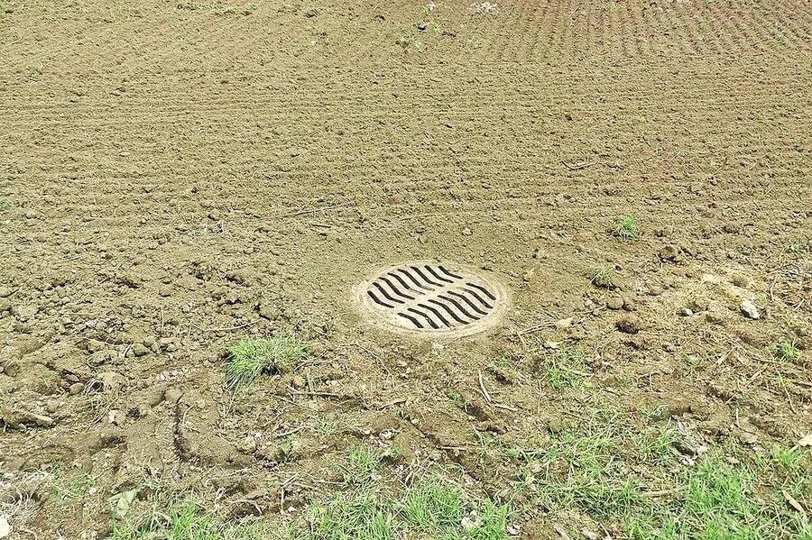 Bei solchen offenen Schächten im Ackerland ist das Risiko hoch, dass Pflanzenschutzmittel und Nährstoffe in Gewässer eingetragen werden.