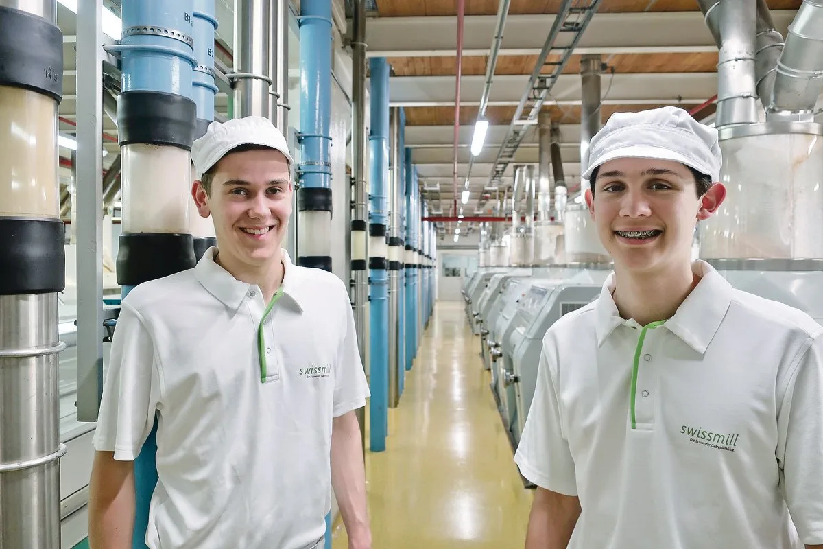 1a83dd9a623a76a6de46fe0ad467240d896e5ea5 Die weisse Müllerkleidung ist geblieben, ansonsten ist der Beruf heute hoch technisiert: Remo Schmid (links) wird Ende Juli mit seiner Lehre fertig, Daniel Fricker ist im ersten Lehrjahr. (Bild Esther Thalmann)