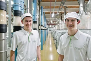 Die weisse Müllerkleidung ist geblieben, ansonsten ist der Beruf heute hoch technisiert: Remo Schmid (links) wird Ende Juli mit seiner Lehre fertig, Daniel Fricker ist im ersten Lehrjahr. (Bild Esther Thalmann)